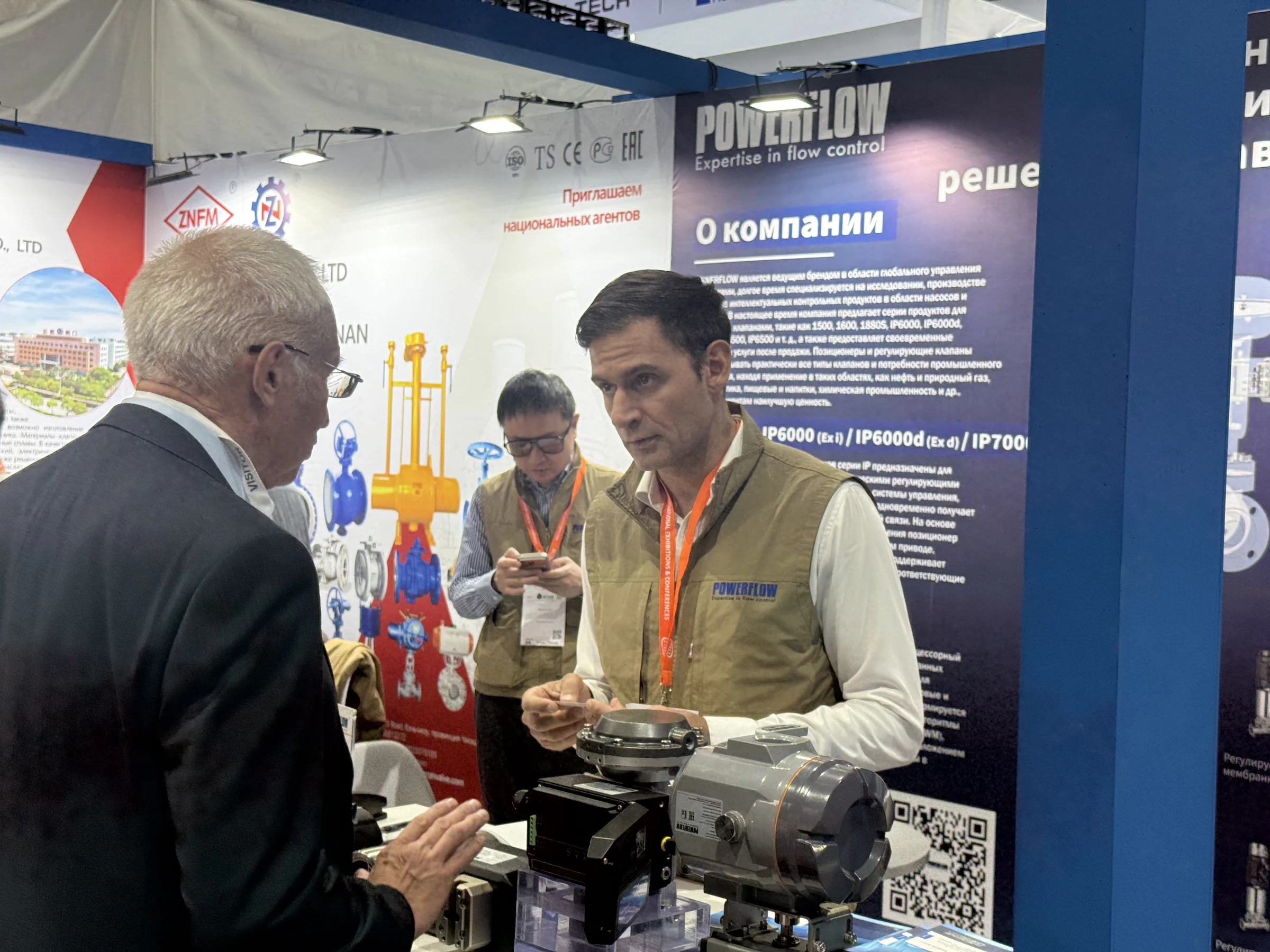POWERFLOW discussing intelligent valve positioners with visitors at KIOGE 2026