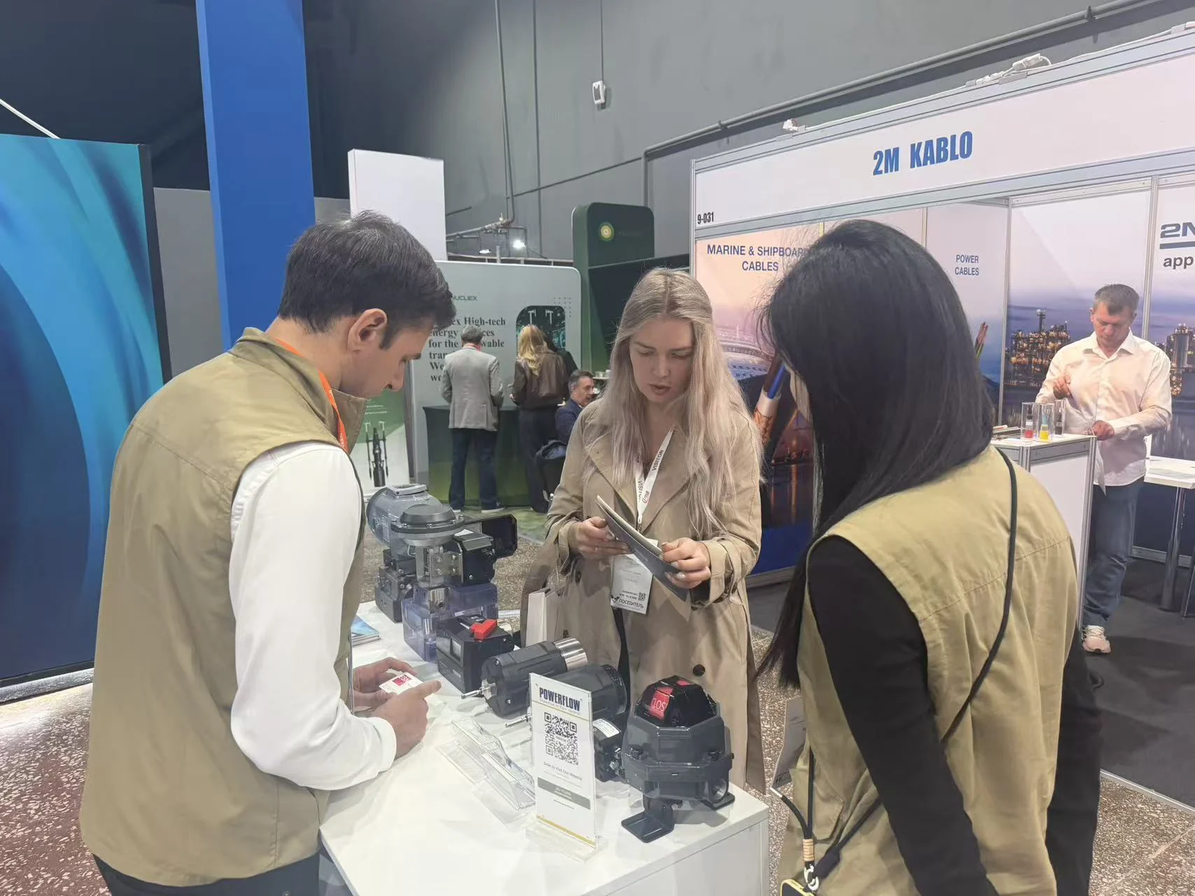Visitors learning about POWERFLOW valve positioner solutions at KIOGE 2026